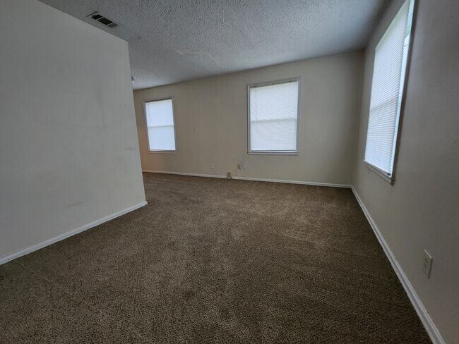 Building Photo - 109 NW Gilliland Rd