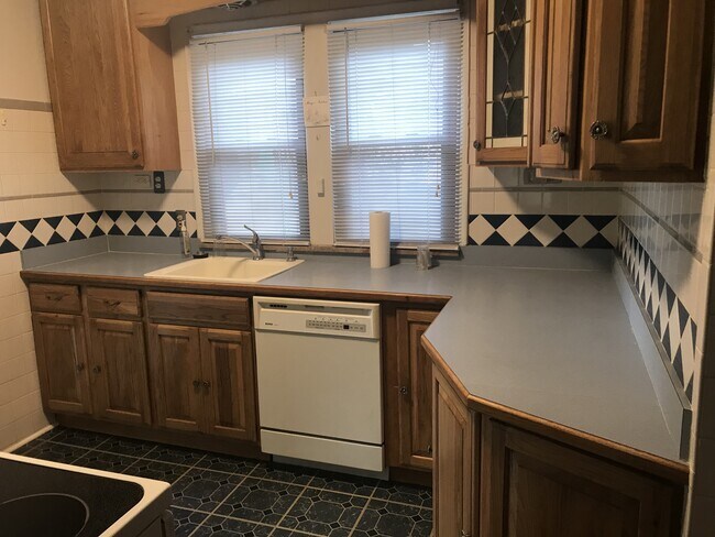 Building Photo - Move in Ready 4 Bedroom 2.5 Bath