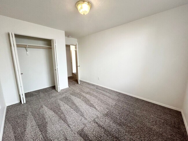 Building Photo - 4650 N Date Palm Ave