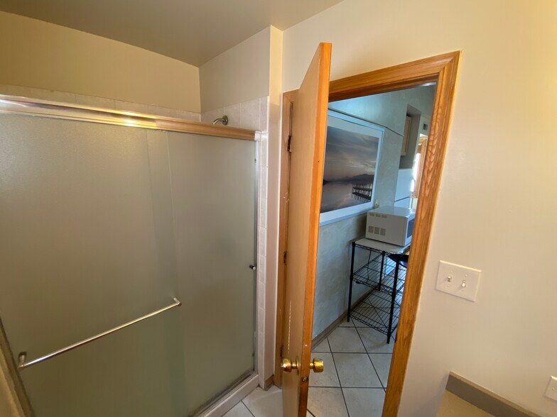Front Bathroom - View 2 - 2442 W Fillmore St