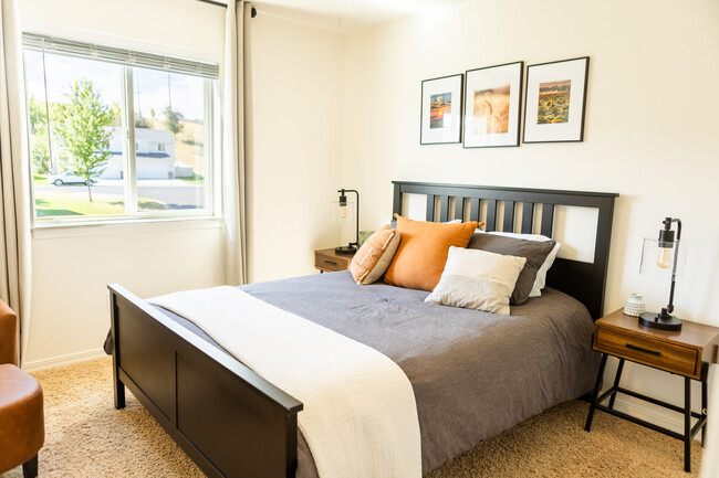 Upstairs Bedroom 2 - Queen Bed - 1280 SW Selway Ln