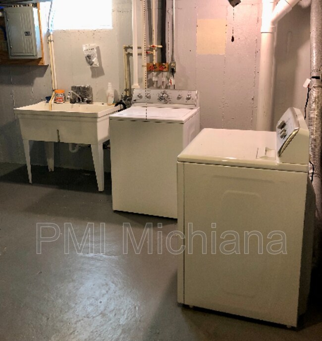 Building Photo - 110 S Hawthorne Dr