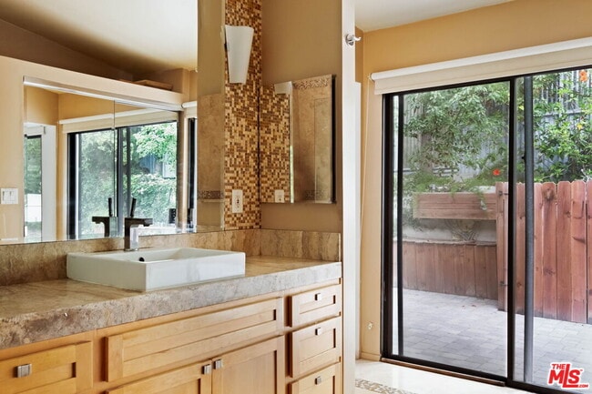 Building Photo - 303 Mavis Dr