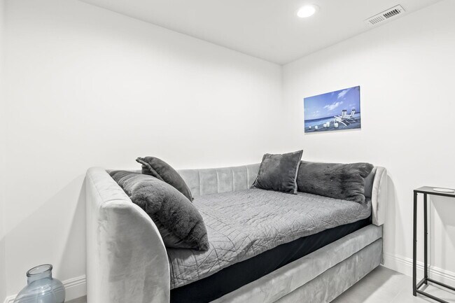 Building Photo - 9940 S Ocean Dr