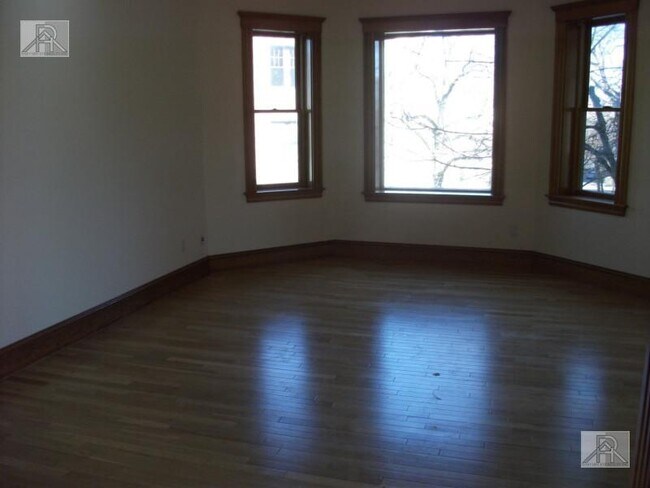 Building Photo - 3 bedroom in Brookline MA 02146