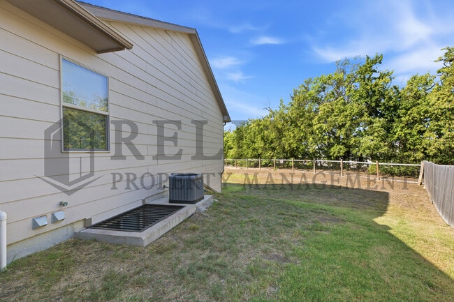 Building Photo - 2202 E Quivira St