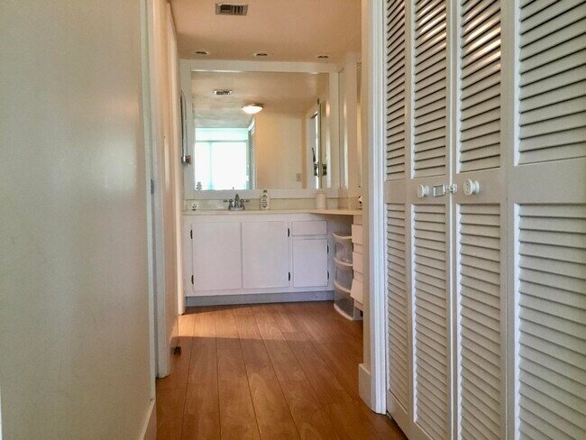 Building Photo - 4007 N Cypress Dr