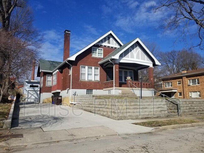 Building Photo - 204 E 26th St