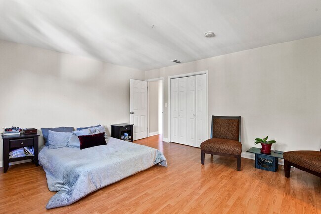 Building Photo - 110 Green Bay Rd