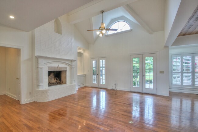 Building Photo - 4335 N Chapel Rd