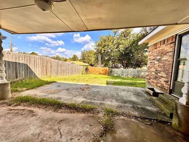 Building Photo - 4 Bed Spacious Midwest city House