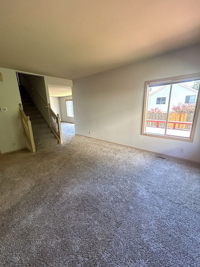Building Photo - Large 4 bedroom 2.5 bath home in Glen Eagle