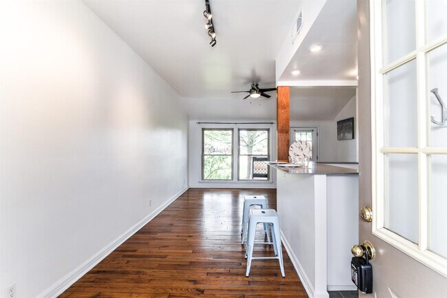 Building Photo - 2263 Parkwood Ave