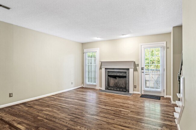 Building Photo - Newly Updated Park Place Townhome in Green...