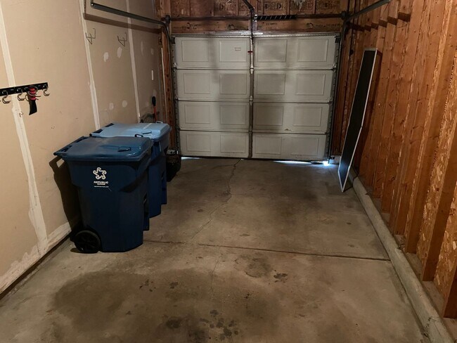 Building Photo - 3 bed / 3.5 bath Grand Ridge townhome avai...