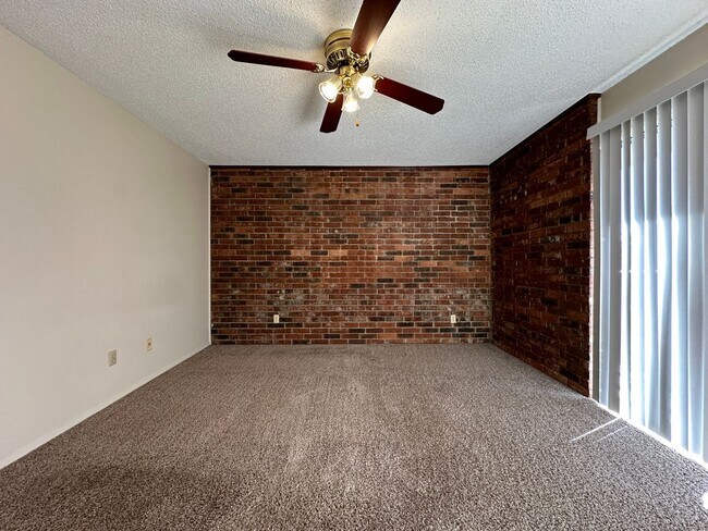 Building Photo - * Move-In Special * * Water Paid ; Washer/...