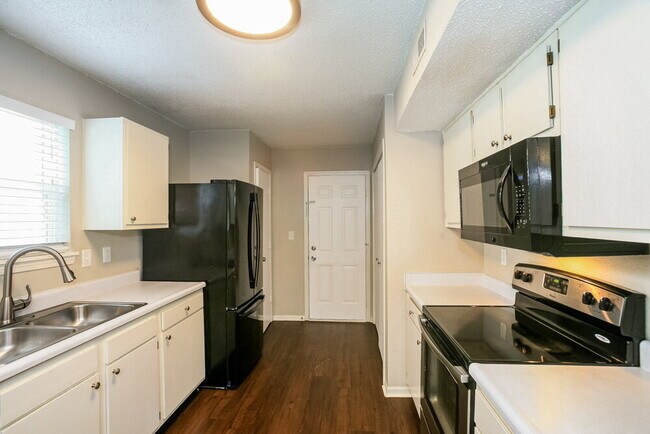 Building Photo - 5408 Alameda Rd