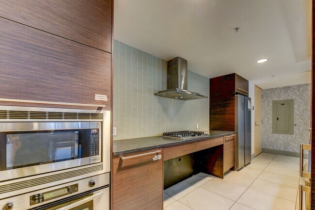 Building Photo - Elevated 1BR at Enso | Lake Views, Parking, Prime Location