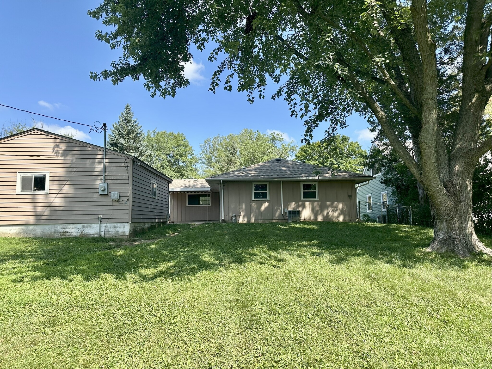 Building Photo - 227 Creekwood Dr