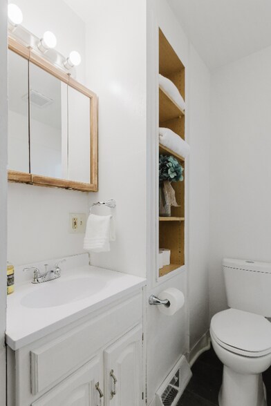 Building Photo - 619 N Lincoln St