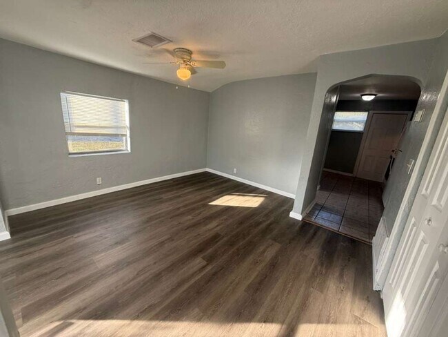 Building Photo - Cozy 3/1 House | Apply for FREE This Holiday Season!