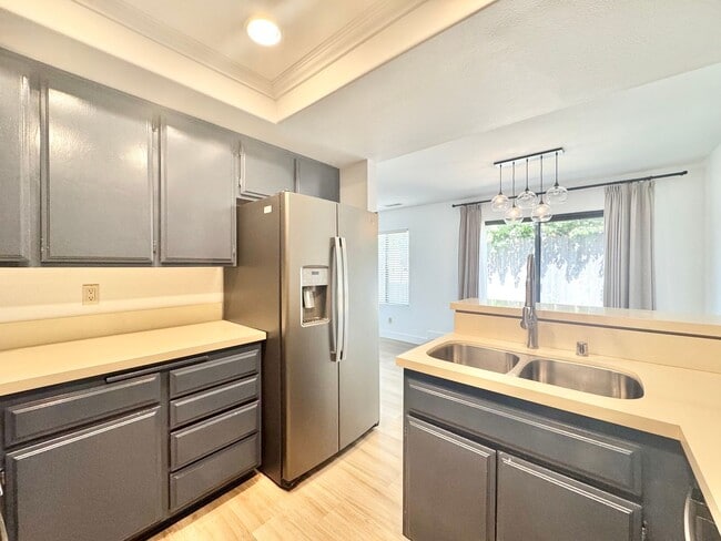 Building Photo - Beautiful 3Bd/2.5Ba Available In Costa Mesa