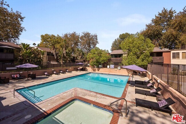 Building Photo - 18350 Hatteras St