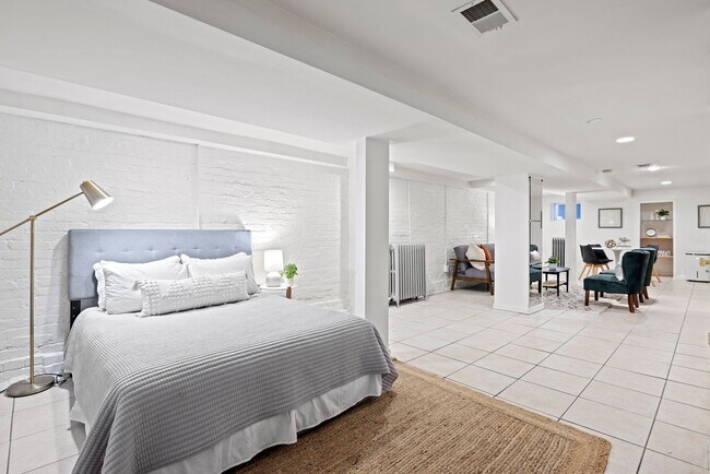 Building Photo - Gorgeous, Spacious 4BR with Updated Kitche...