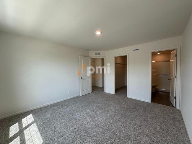 Building Photo - 8750 Clover Ln