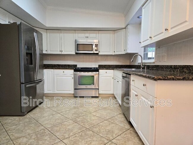 Building Photo - 733 Scotland St