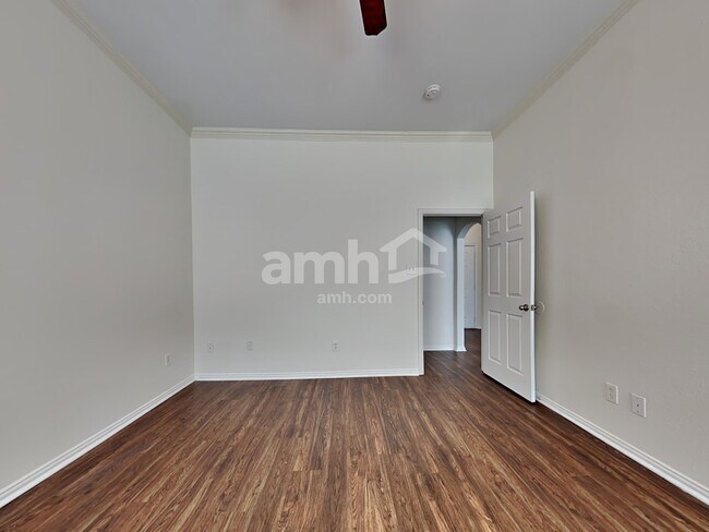 Building Photo - 221 Willow Creek Dr