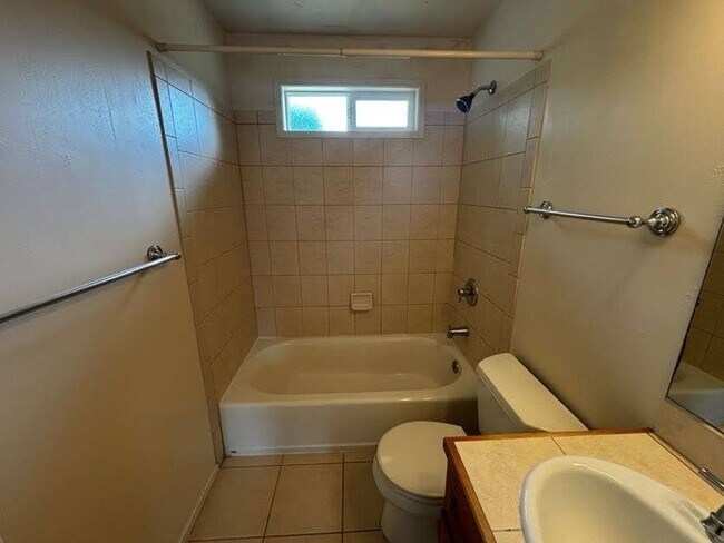 Building Photo - Charming 3-Bedroom Rambler with Spacious Yard & Convenient Location