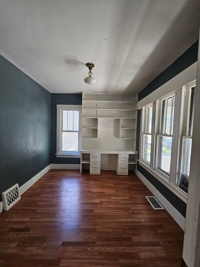 Building Photo - Huge 5 bed 2 bath home for rent