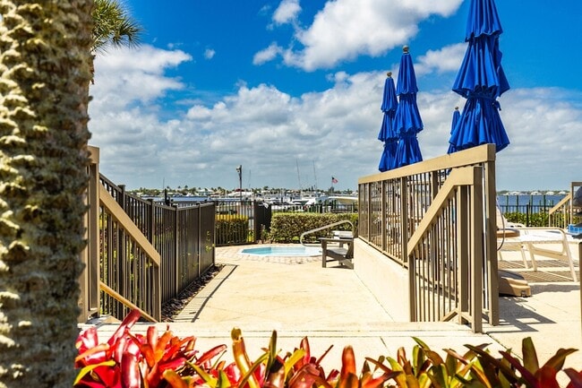 Building Photo - 625 NW North River Dr