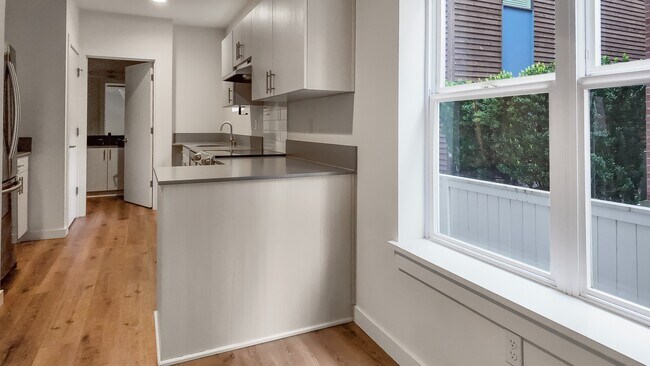 Building Photo - Modern 2BR Apartment in Prime Queen Anne Location