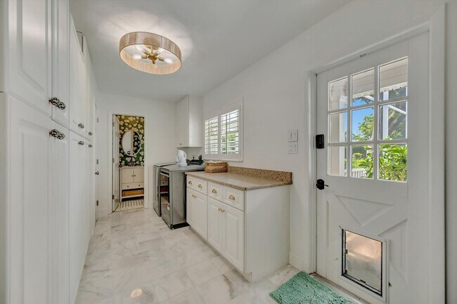 Building Photo - Luxury 5 Bed/4 Bath Pool Home on a Golf Course in Central Sarasota