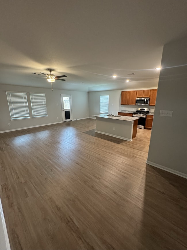 Building Photo - 820 Clear Vly Ln