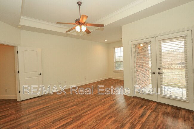 Building Photo - 303 NW Palomino St