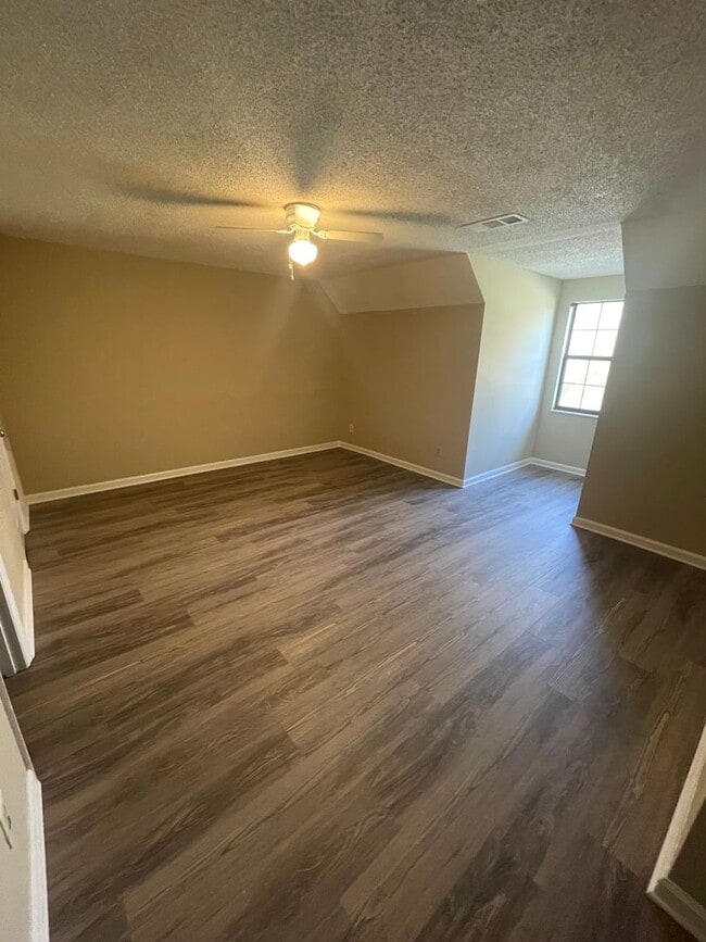 Building Photo - Charming 2-Bed, 2-Bath Townhouse in NW Kno...