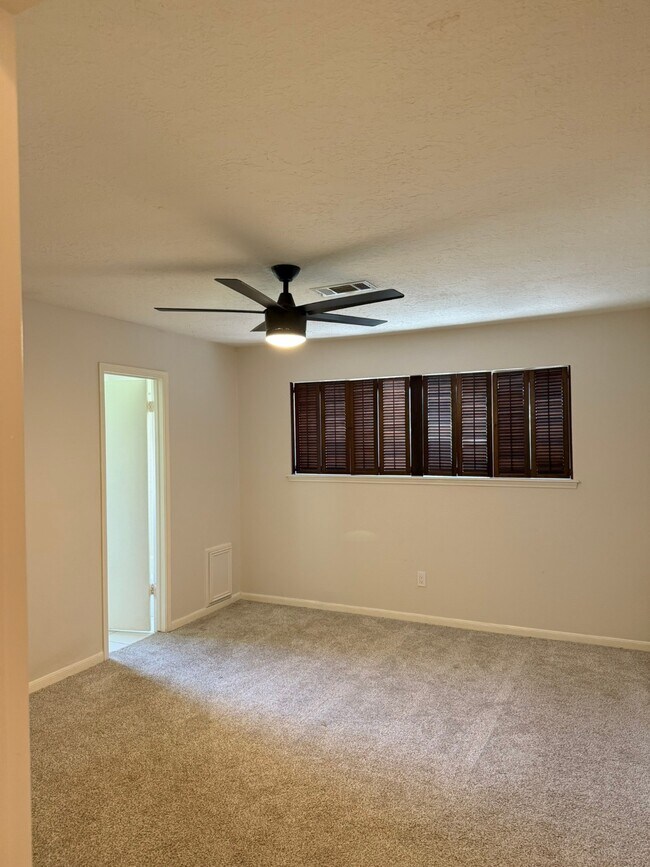Building Photo - 515 Tresvant Dr