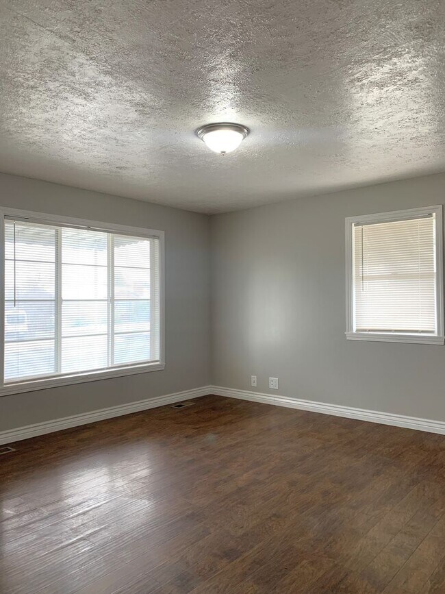 Building Photo - 423 E 450 S