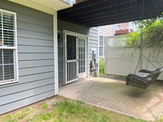 Building Photo - Spacious 3 Bed | 3.5 Bath End Unit Townhom...