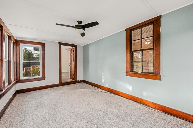 Building Photo - 1017 N Holbrook St