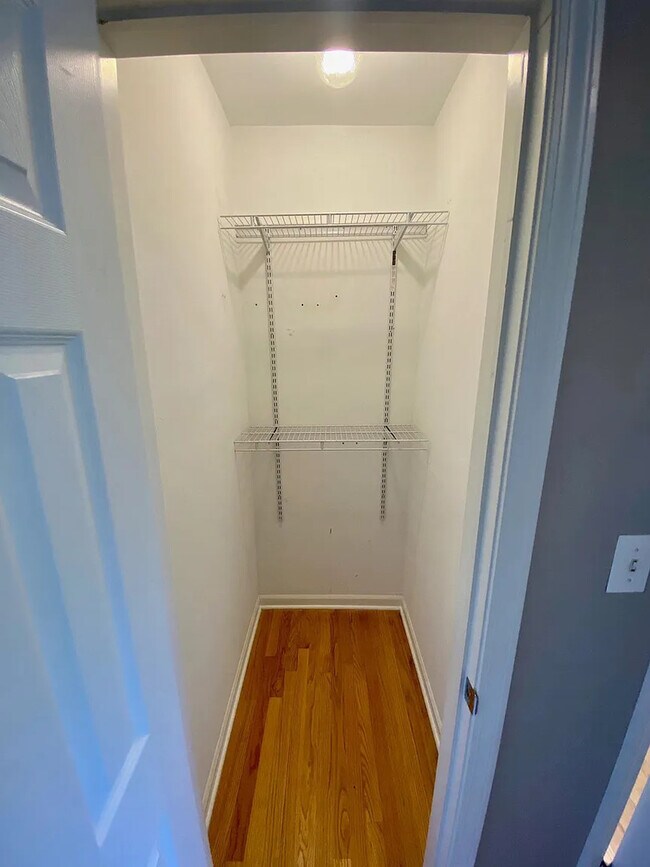 Building Photo - 1024 W Leland Ave