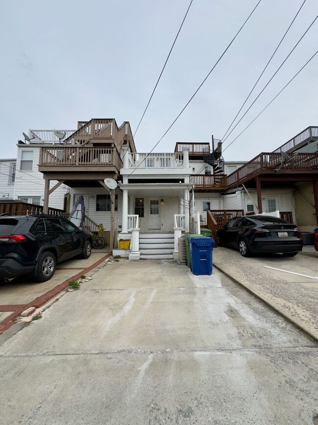 Building Photo - Charming 2 Bedroom/1 Bathroom Townhome with Deck and Parking Pad in South Baltimore!