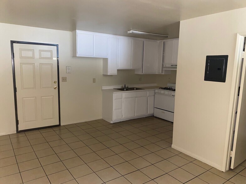 Building Photo - 13750 Vanowen St