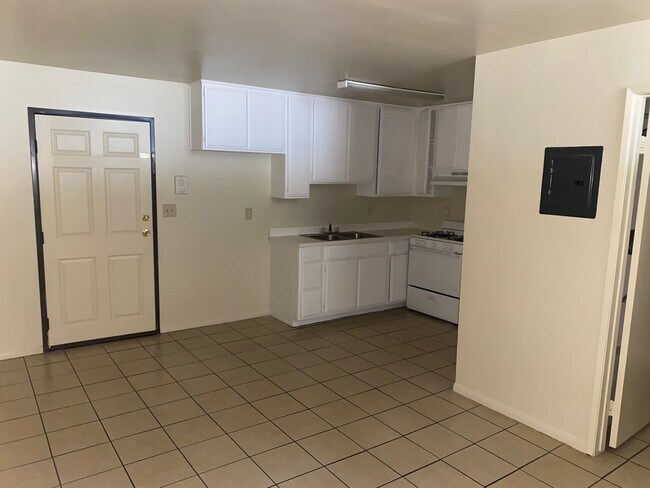 Building Photo - 13750 Vanowen St