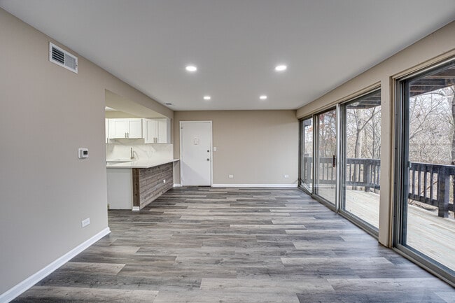 Building Photo - 5522 E Lake Dr