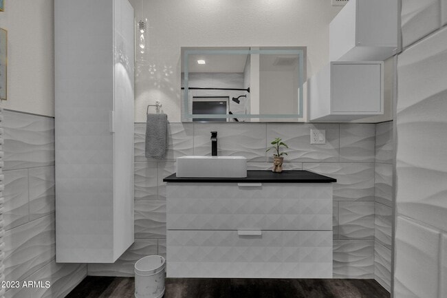 Building Photo - 4611 E Desert Dr