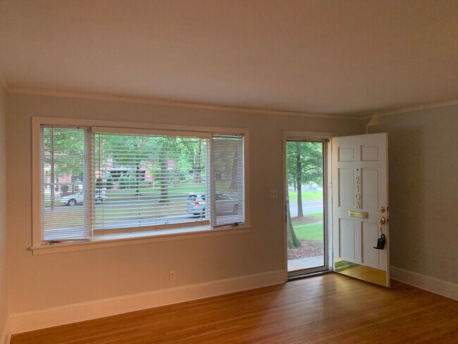 Building Photo - Cozy Condo located in the Queen Selwyn Com...